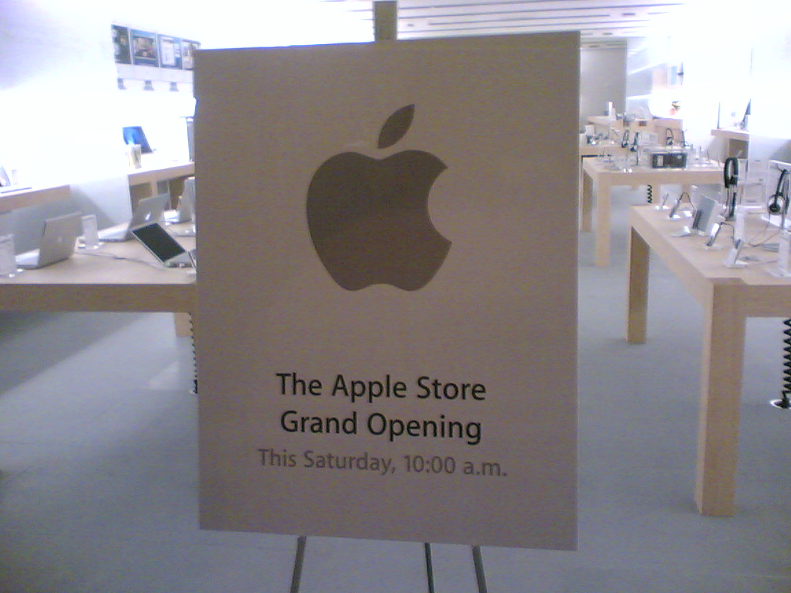Apple Store Irvine Grand 
Opening